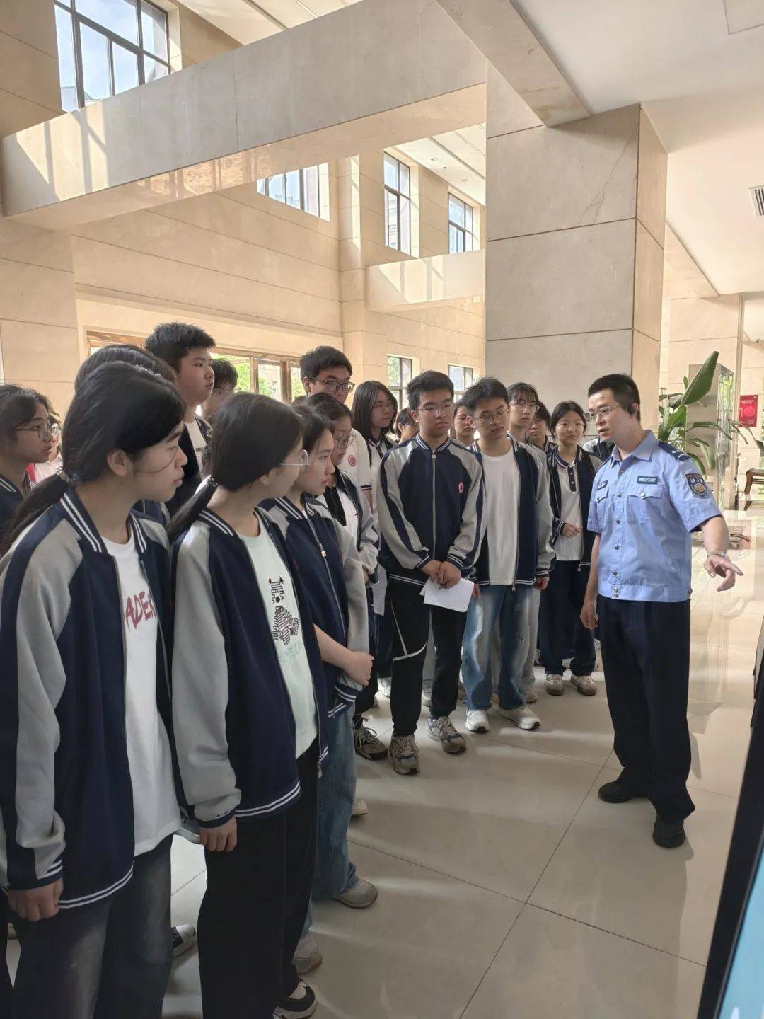 赣州三中旁听庭审悟法治行走课堂育新人