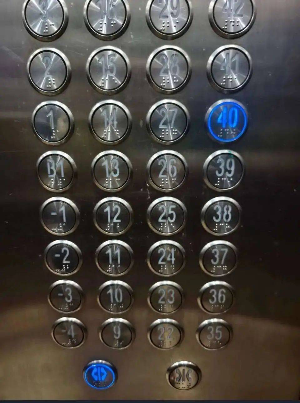 太吓人！小区电梯突然从40楼直降负4楼，多方回应→