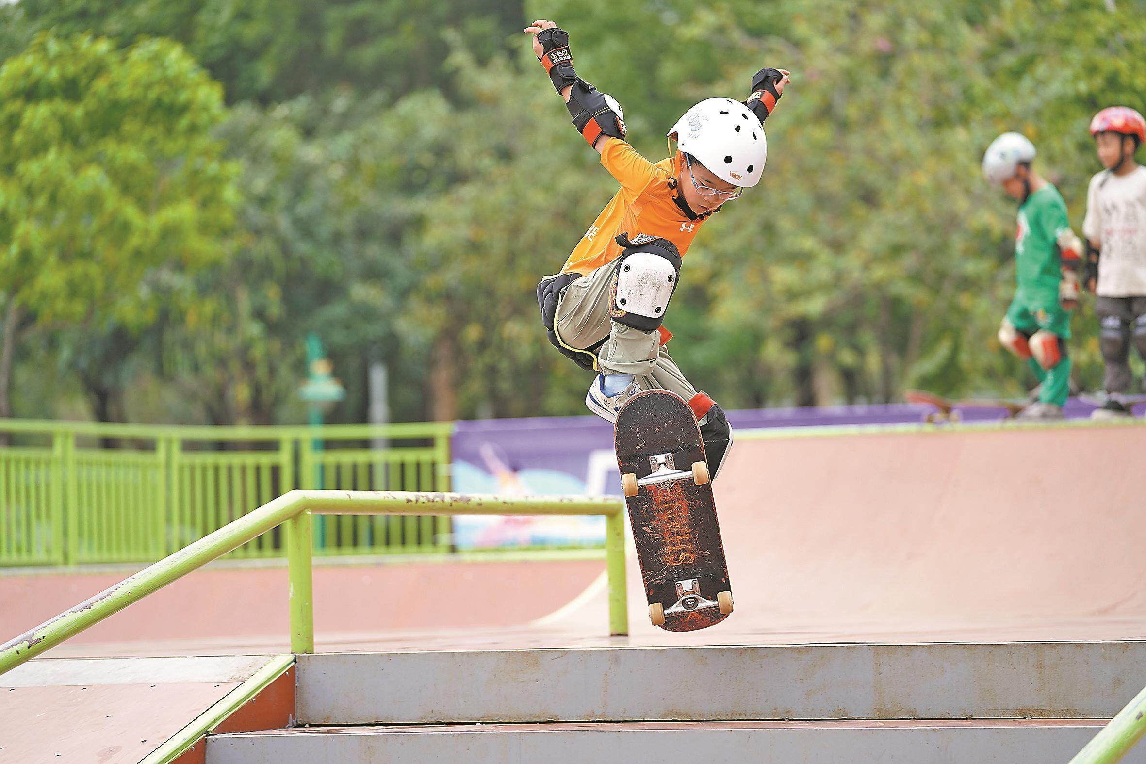 羊城晚报讯 4月26日,广州市第一届青少年滑板公开赛决赛正式打响