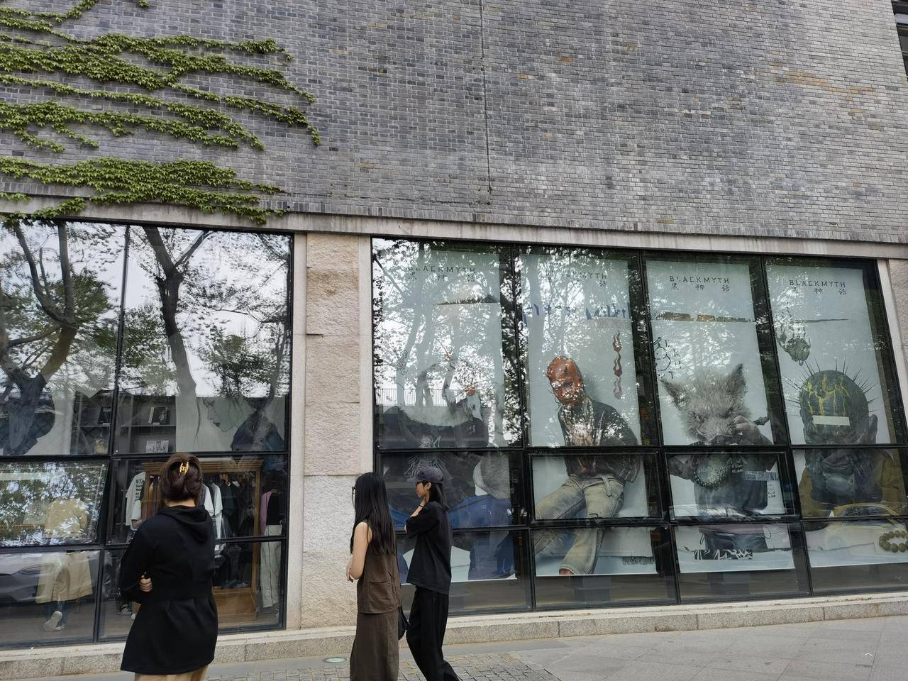 雷火竞技官网我们为什么漏夜排队？ 观众眼中的“黑神铸炼”——黑神话：悟空艺术展(图16)