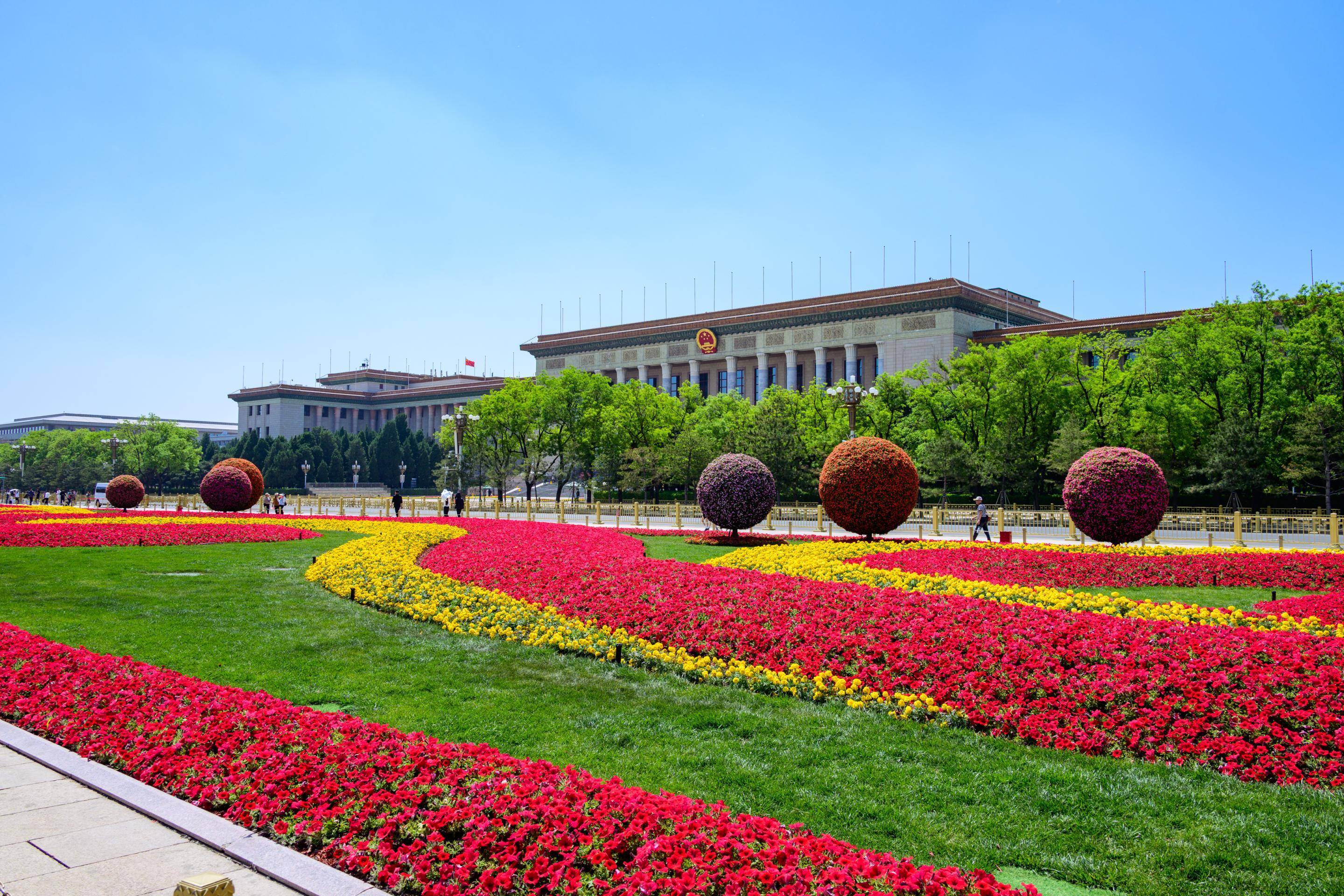 迎接"五一",天安门广场绿地花卉布置工作完成