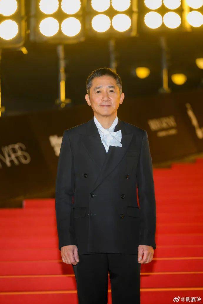 刘嘉玲连发10多张梁朝伟照片：他都不知道自己帅！头发白了也不肯染（刘嘉玲梁朝伟头像）