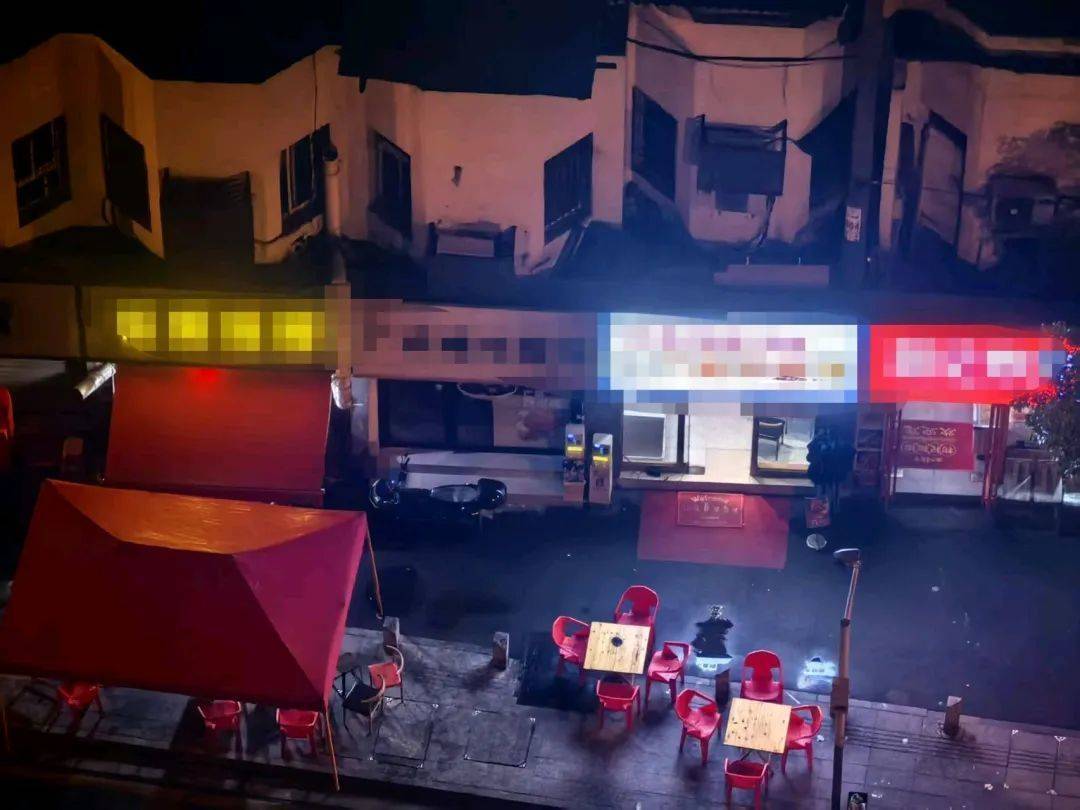 长沙一临街夜宵店占道经营，食客凌晨喝酒划拳吵得居民睡不着，城管回应