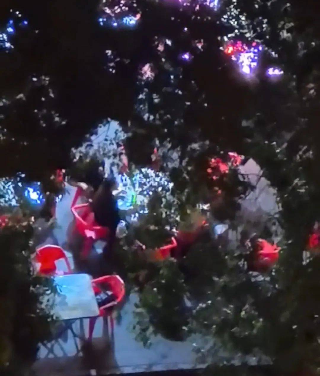 长沙一临街夜宵店占道经营，食客凌晨喝酒划拳吵得居民睡不着，城管回应