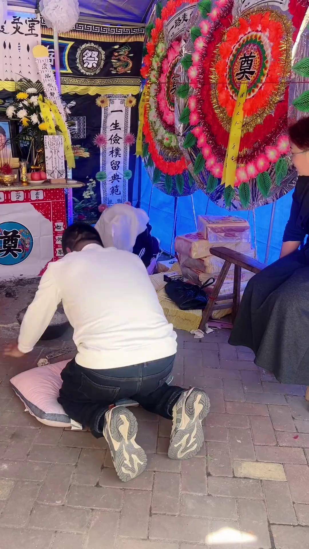 妈妈,虽然您儿子不在了,但儿媳一样可以为您披麻戴