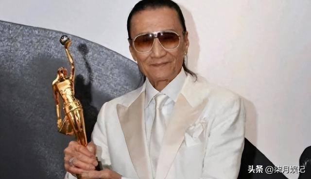 89岁谢贤街头坐轮椅晒太阳，风流一世终落幕，如今断崖式衰老