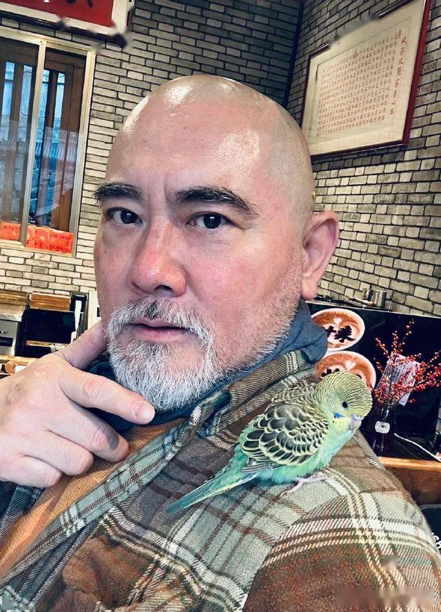 赵文瑄头发花白,独居宁波乡下八百平别墅,64岁仍单身常抄经念诗