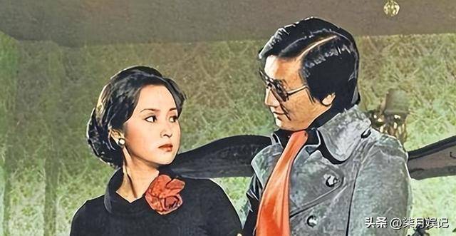 89岁谢贤街头坐轮椅晒太阳，风流一世终落幕，如今断崖式衰老