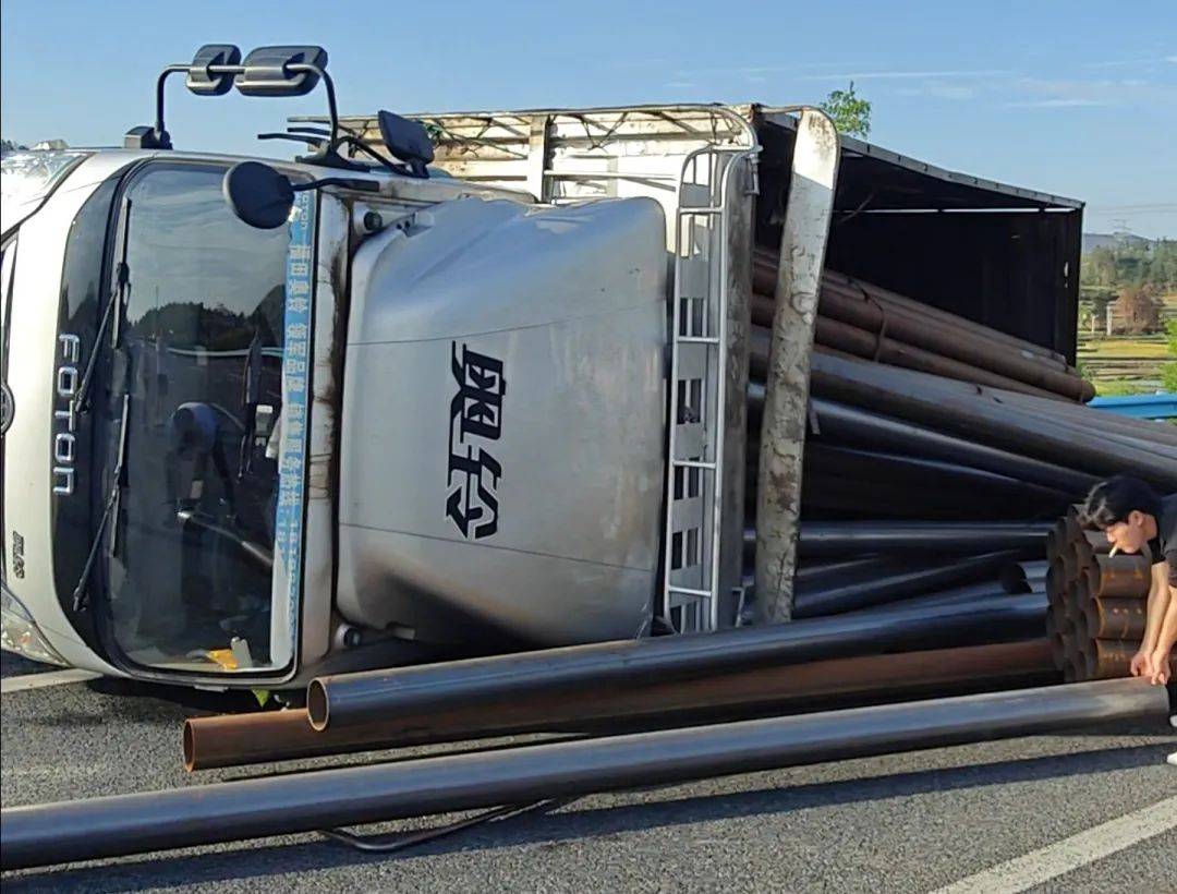 花安高速货车侧翻事故 众人合力快速救援恢复通车