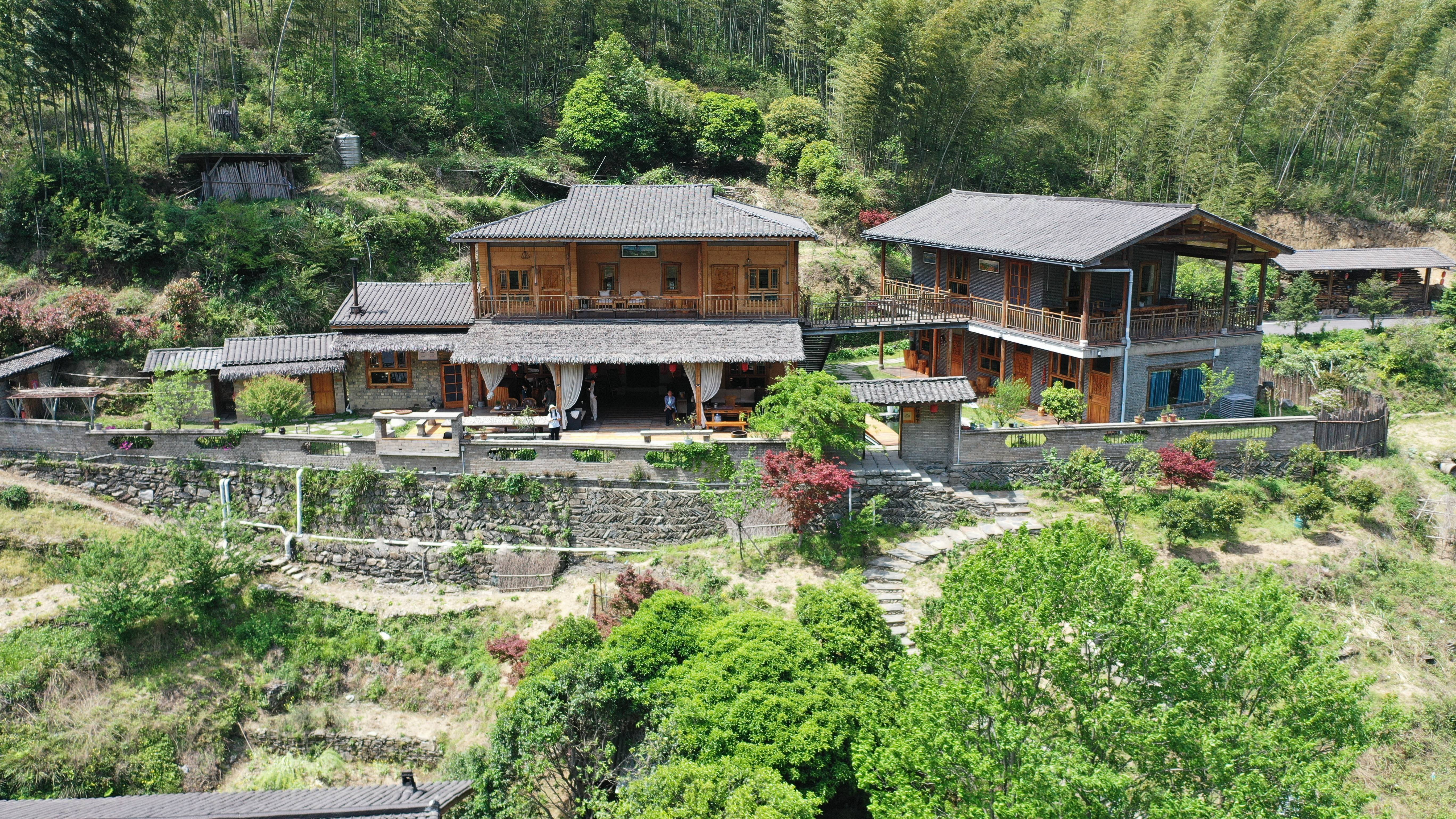 内港村依托紧邻九宫山的区位优势,村内"竹林下""半山林语"民宿都已满