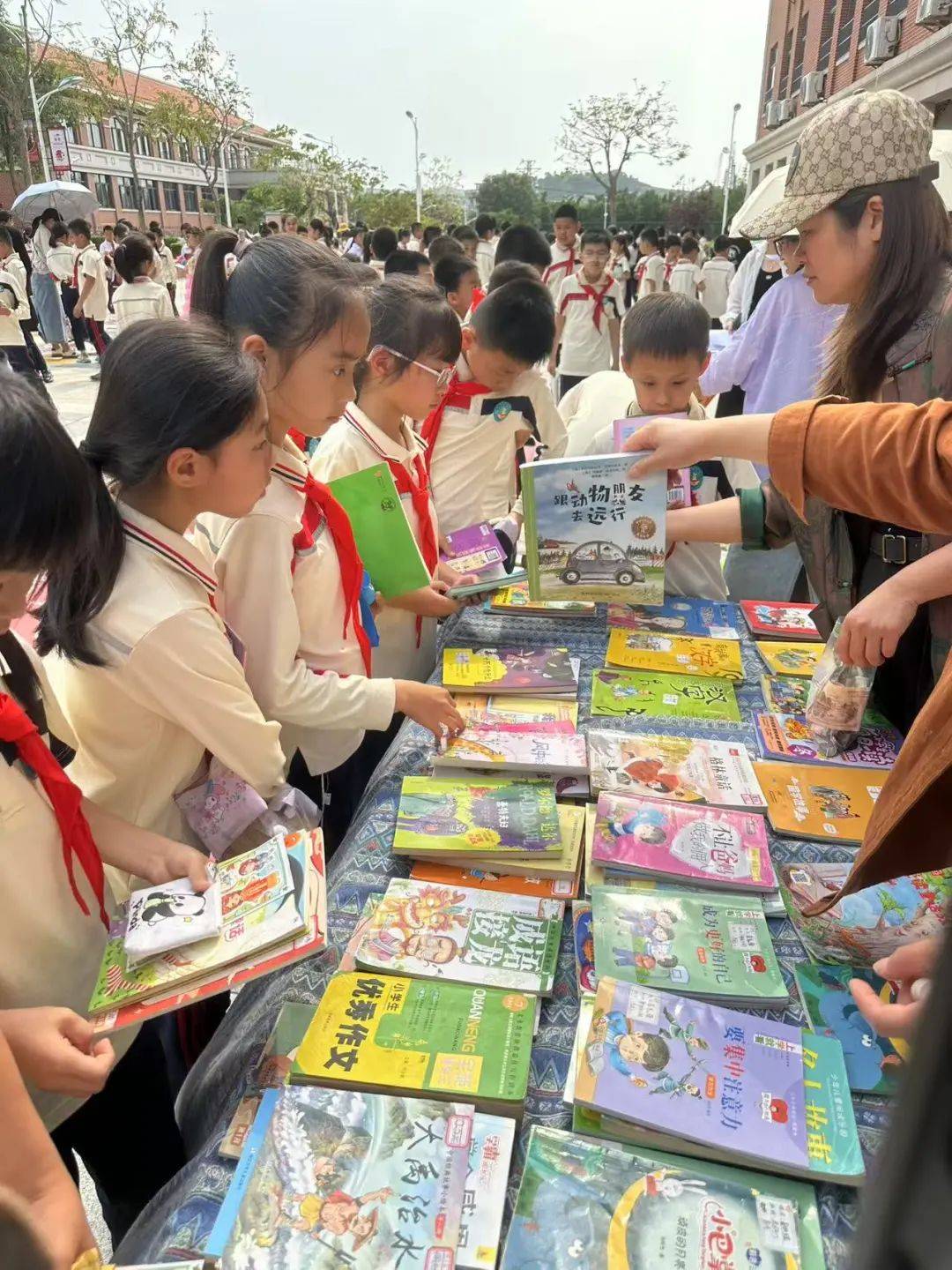 书香流转共享阅读之乐厦门市新圩学校读书节活动之跳蚤书市
