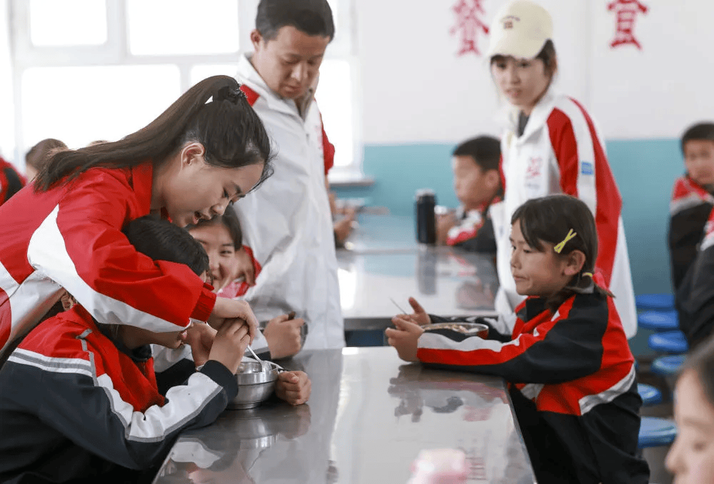 4月23日,在新疆克州阿图什市哈拉峻乡谢依特小学,西部计划志愿者,支教