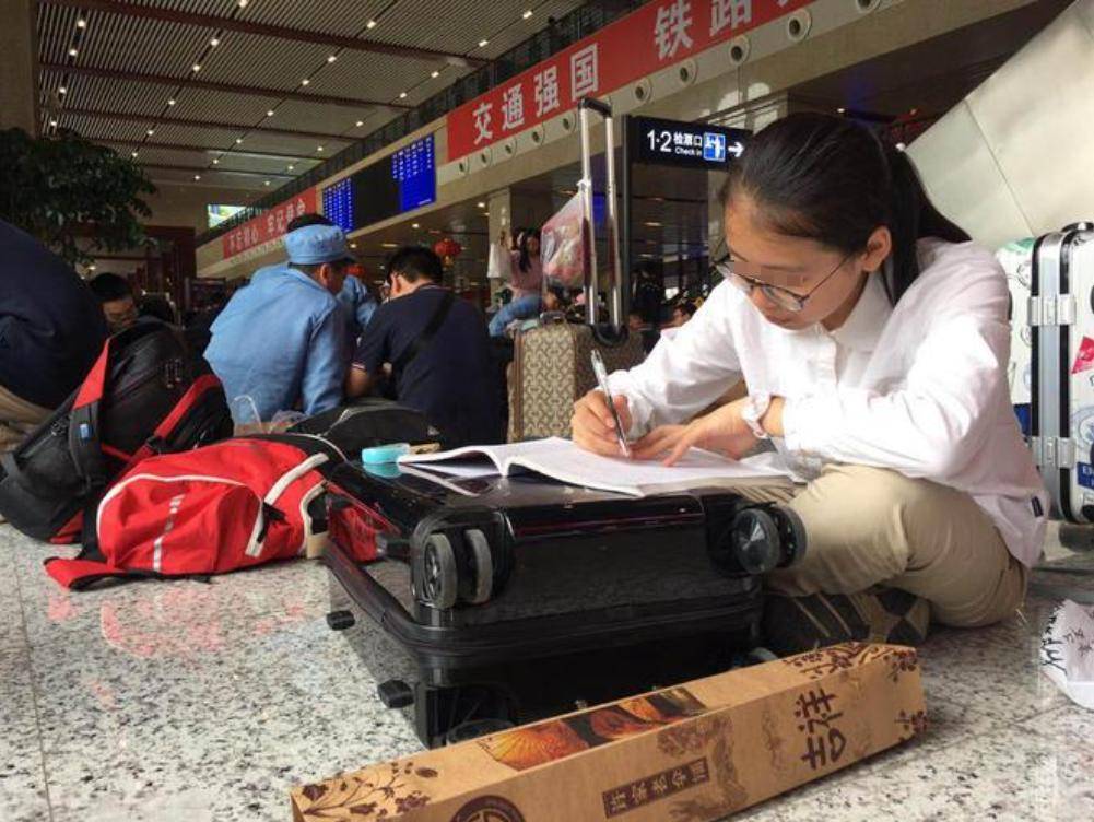 五一最后一天补作业现状，小学生开启 “移动补作业” 模式_家长_孩子_长途汽车