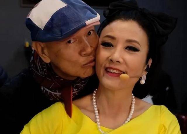 78岁路走不利索，还开演唱会！无儿女的她拼命赚钱，留给谁花?