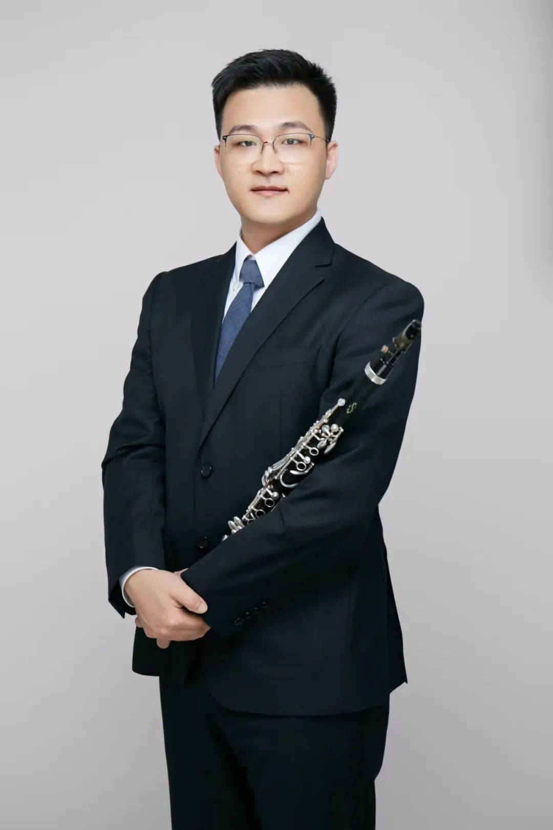 硕士研究生,师从于中国著名单簧管演奏家,教育家董德君教授