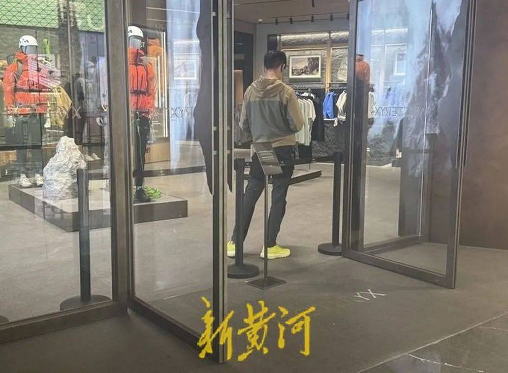 4500元始祖鸟冲锋衣刚买就“受伤”，消费者质疑购前已破损，商家拒退换，多方介入