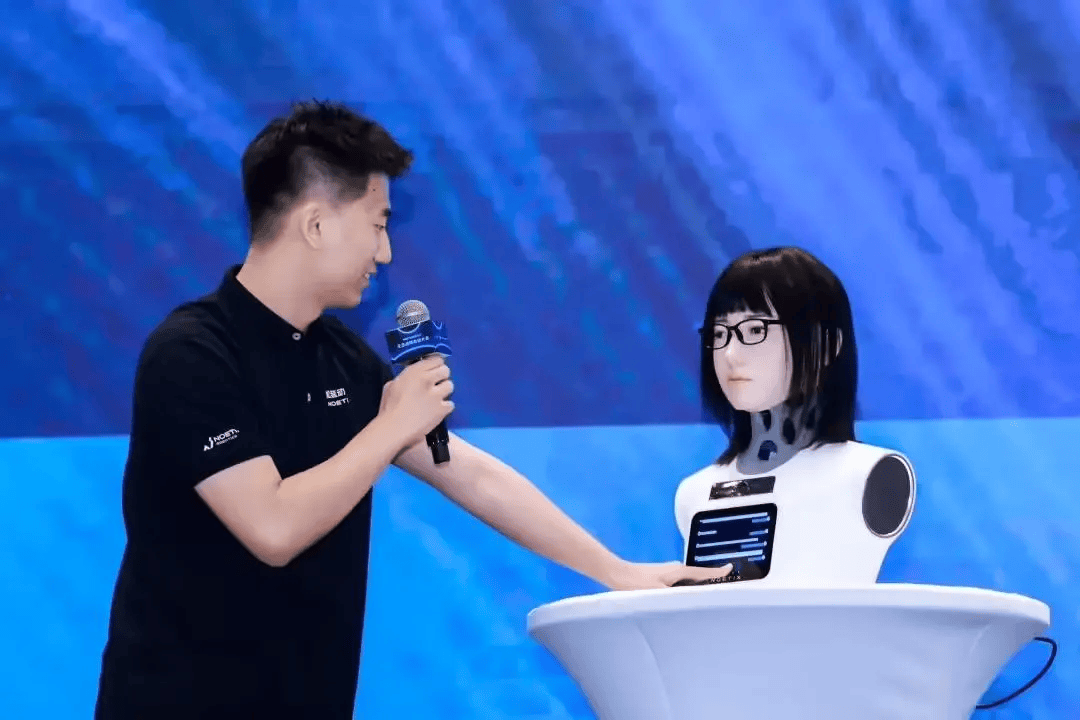 松延动力发布新一代仿生机器人全新女性形象小诺