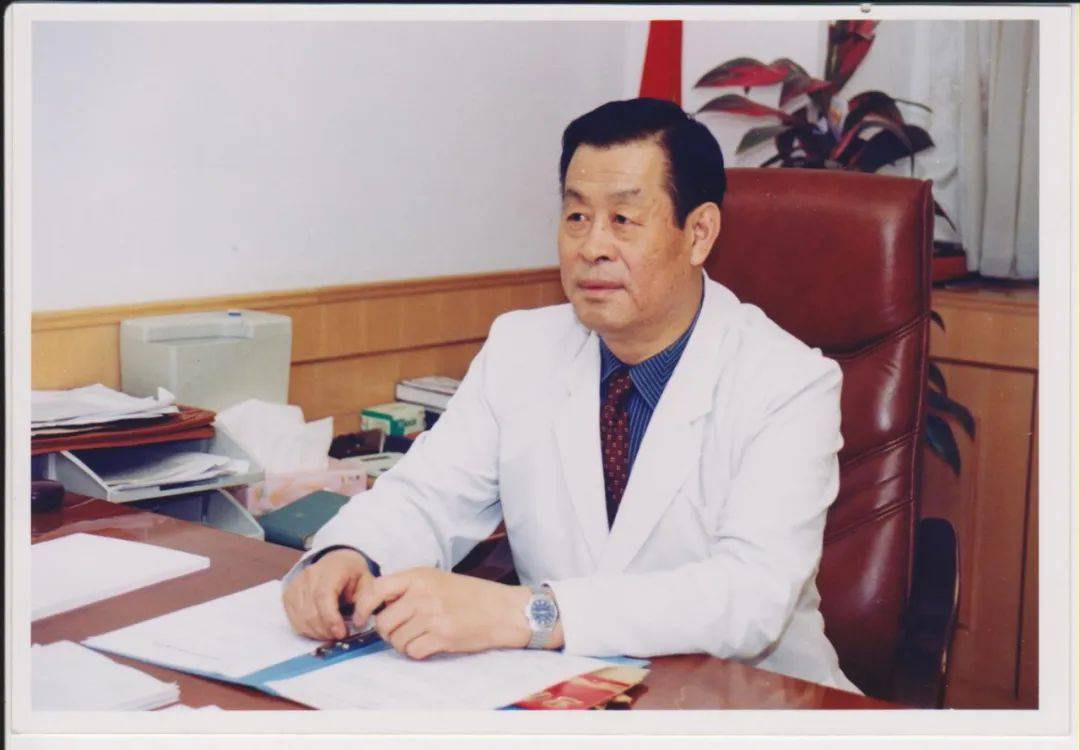 教诲犹存耳畔温,春晖寸草念深恩