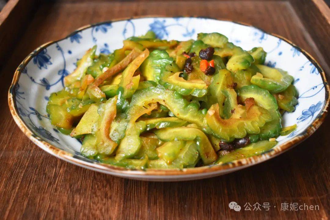 在夏天吃更多这道菜，搅拌并送桌子，清除热量