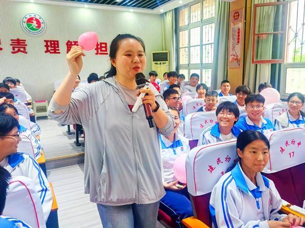 汉滨区"中高考减压"巡讲走进建民初中