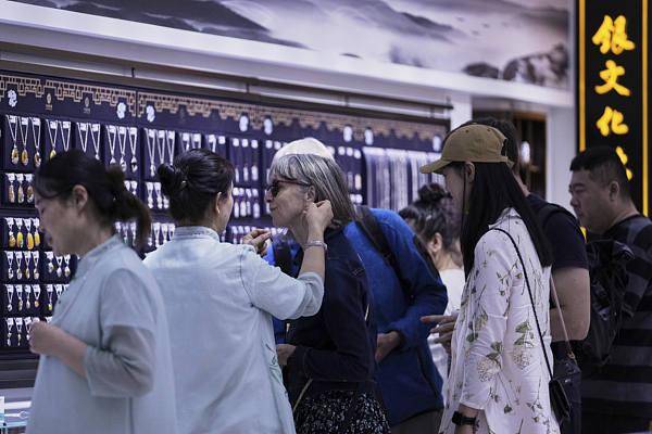 图片[5]-空箱来满载归！“China Shopping”正成外国游客打卡新方式 -华闻时空