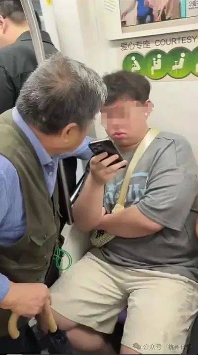 上海地铁最新回应：正在核实！老人突然上手拉拽要求让座，小伙怒怼：这种态度我怎么让