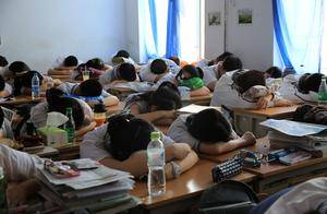 4个学生上课打瞌睡,任课老师被全校通报,到底冤不冤?_课堂_教学_问题