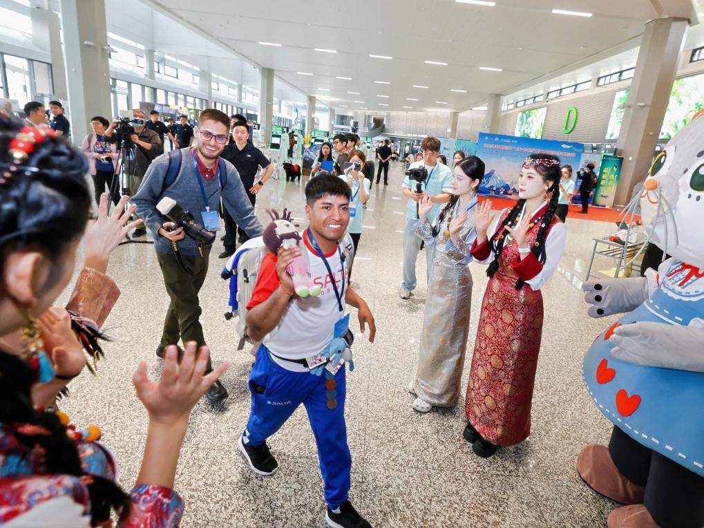 更多外国人在旅途中爱上“更真实的中国”-华闻时空