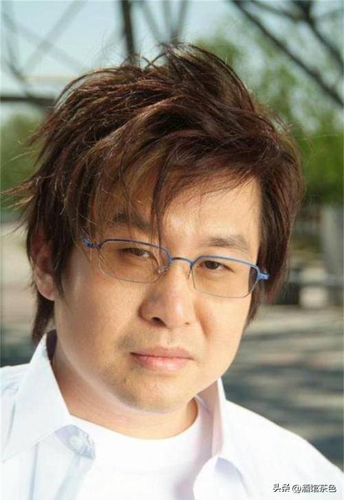 64岁郑智化现状：出行全靠轮椅，妻子对他不离不弃，26岁女儿好美