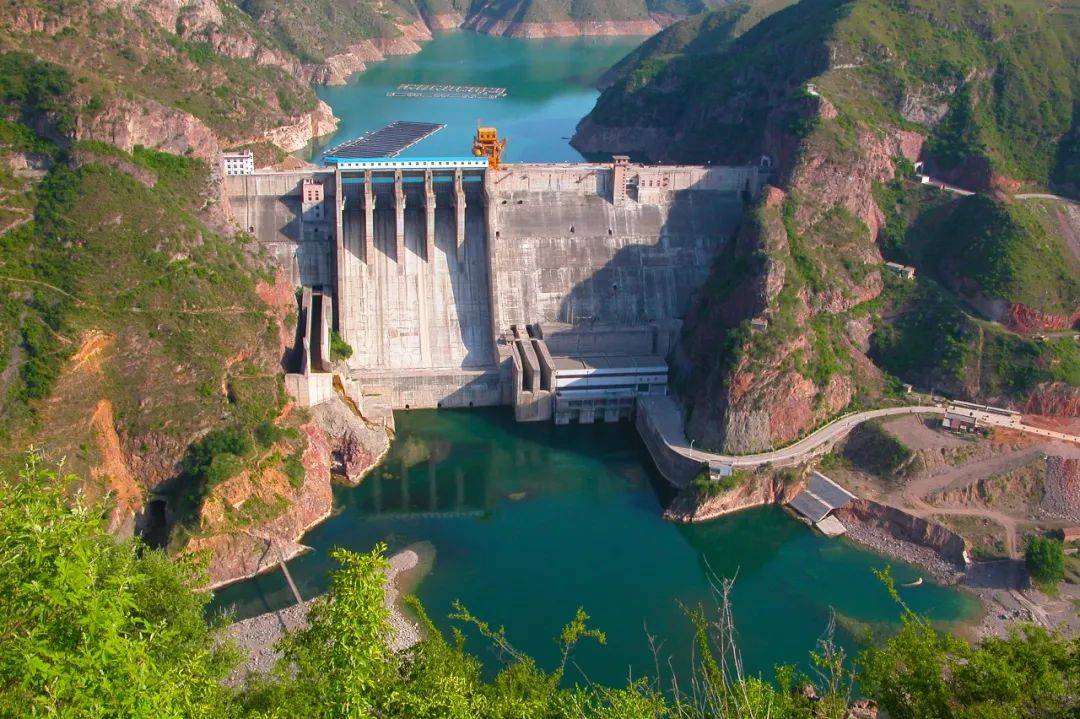 在建的古贤工程已转向采用更高效的碾压混凝土重力坝型