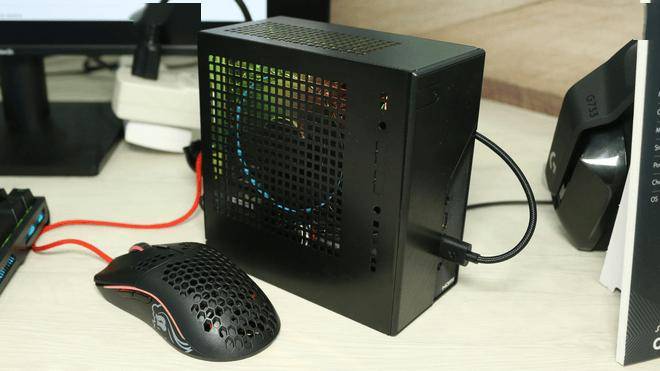 华擎展示首款 Q870 小主机：1.92L 体积，搭载酷睿 Ultra 9 285