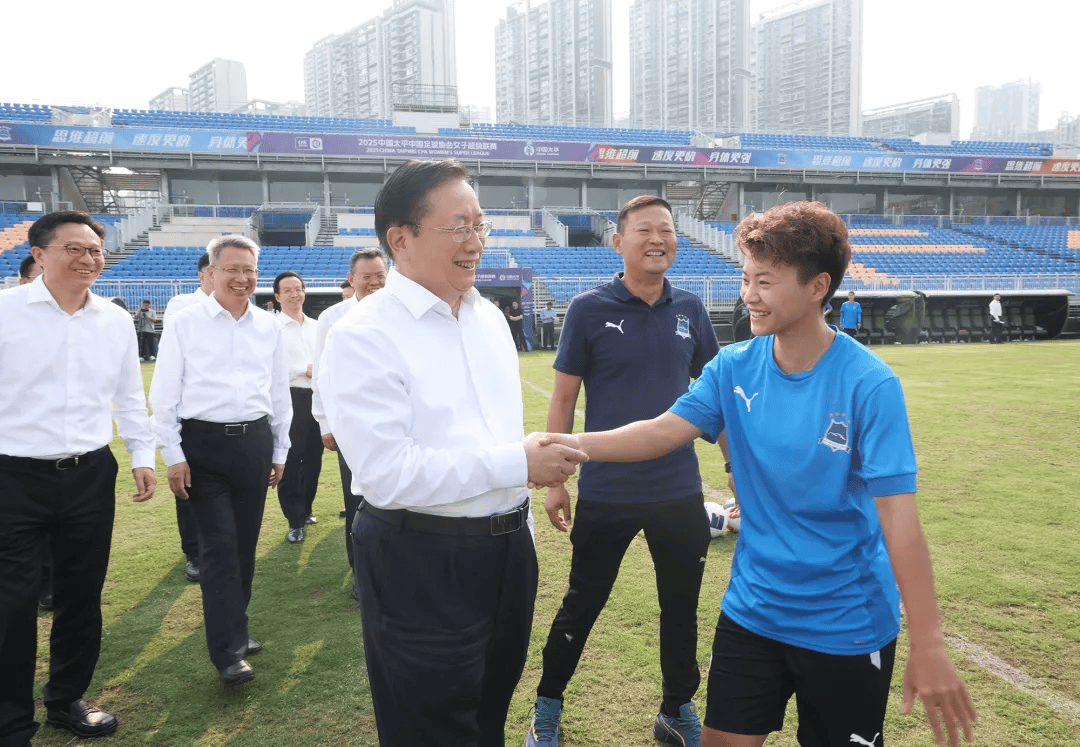 湖北省委书记王忠林调研武汉车谷江大女足俱乐部，祝贺夺冠