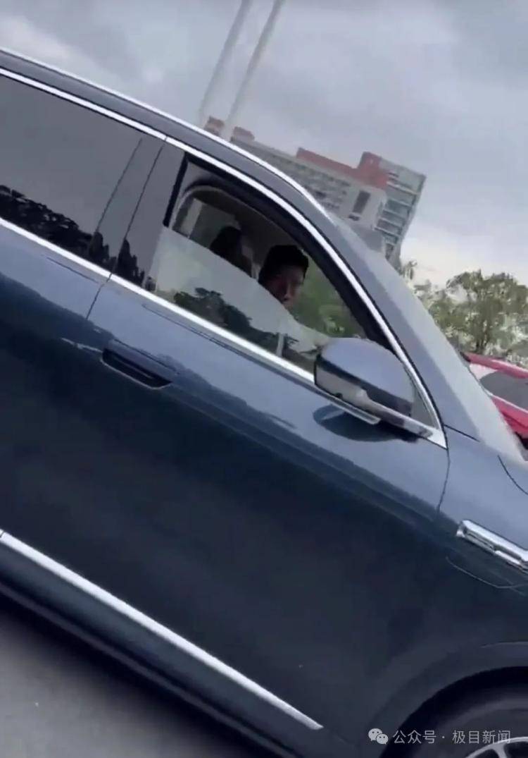 余承东被偶遇“开车睡着”？网友称打招呼后秒回！曾公开表示“智驾可以打盹”引争议