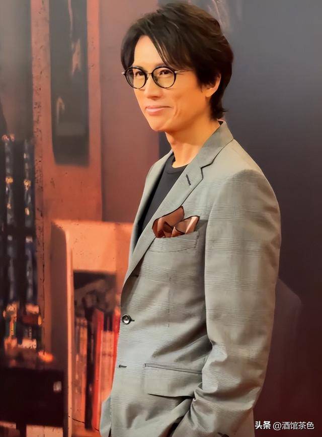 黄子华现状:65岁越老越有型,不结婚不生娃,独居豪宅,生活潇洒