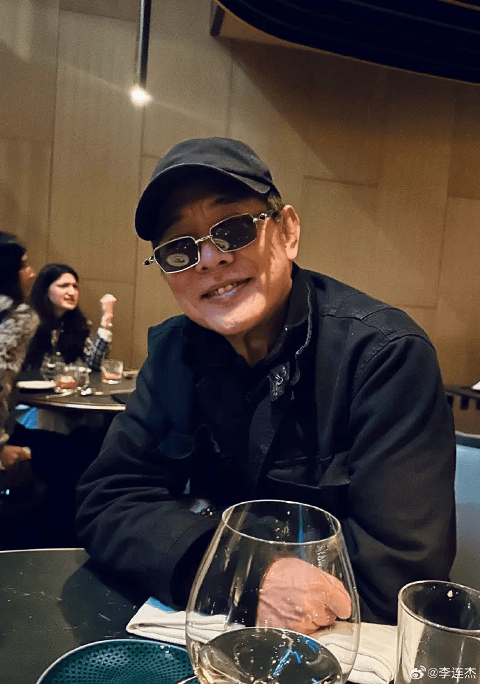 李连杰为小女儿拍视频，配文“哎呀丢人，拍电影45年拍出这种水平”