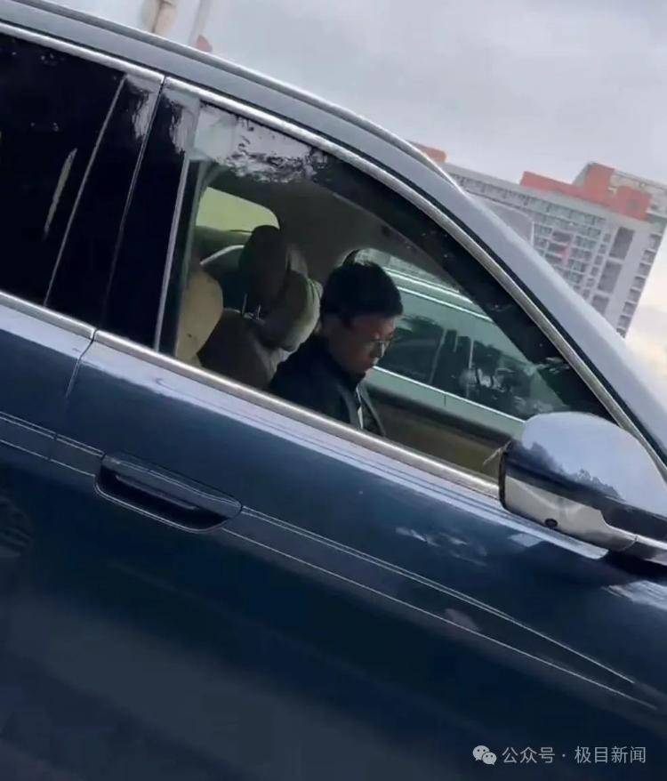 余承东被偶遇“开车睡着”？网友称打招呼后秒回！曾公开表示“智驾可以打盹”引争议