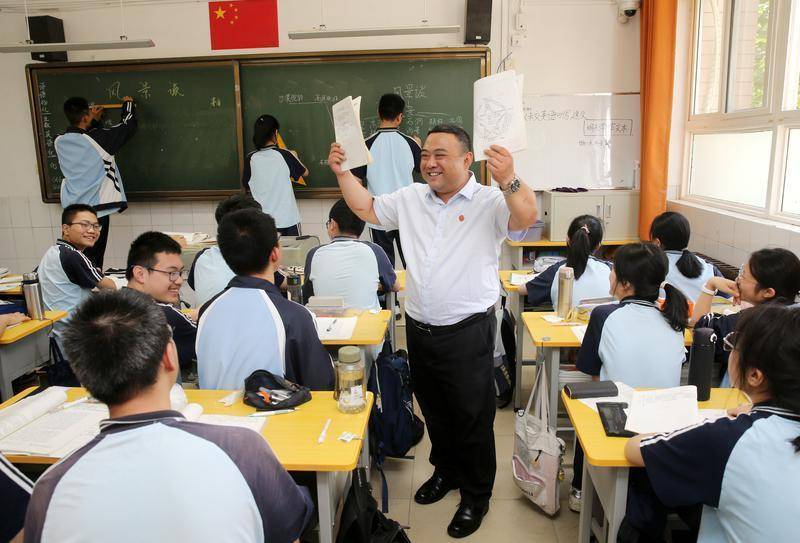 “领航人”亦是“授课人” 校长坚守讲台背后的教育担当