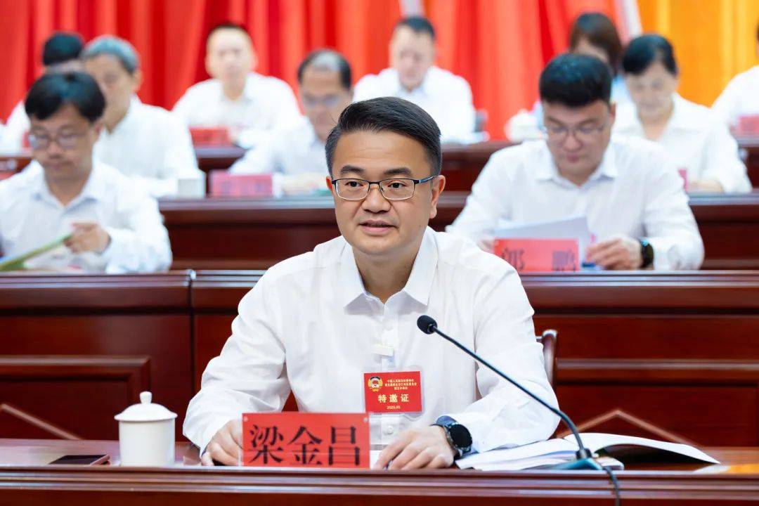 崇左高新技术产业开发区(中泰产业园)党工委书记梁金昌代表江州区委向