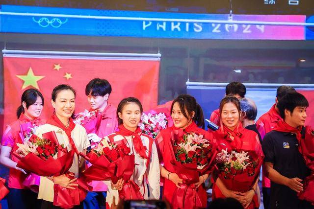 原创             全红婵退赛！陈芋汐新搭档夺冠，领奖细节暴露真相，表情证明一切