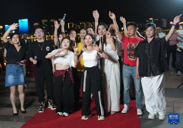 浙江温州:“街唱直播”唱响城市文艺新乐章 浙江温州:“街唱直播”唱响城市文艺新乐章