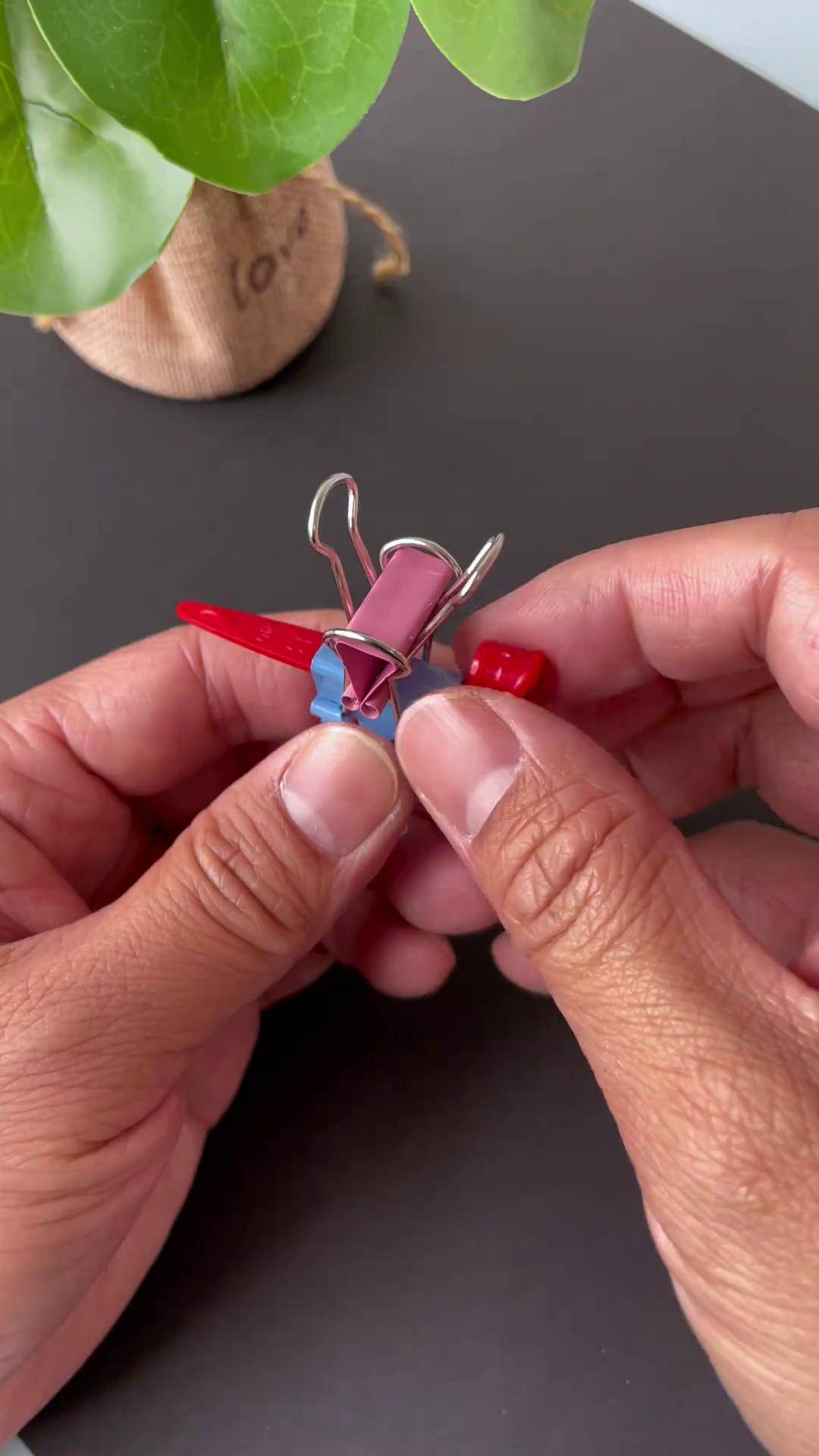 用燕尾夹就能做一个好玩的纸团发射器手工diy 幼儿园手工 自制玩具