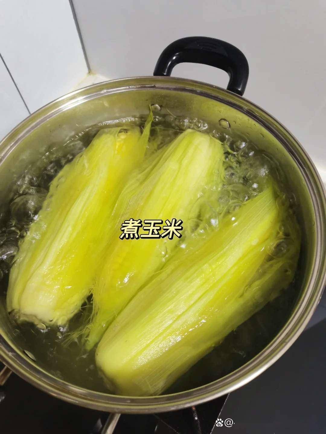 煮玉米香甜有门路,水里加料,饱满多汁比买的甜,粗粮促进肠蠕动