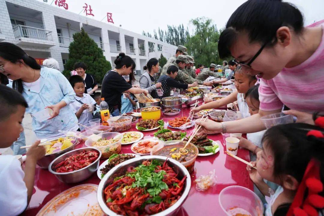 兵哥哥外出执行任务，还担心军嫂孤单，结果军嫂这么会整活！