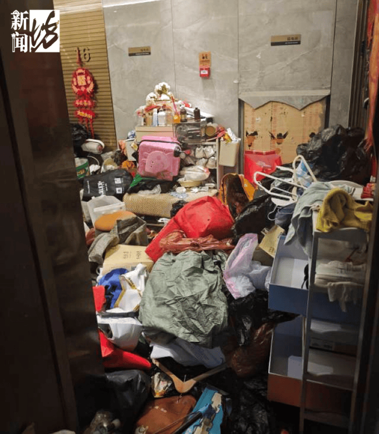 臭到离谱! 独居老人疯狂囤垃圾，3600万豪宅变垃圾场，邻居被迫卖房