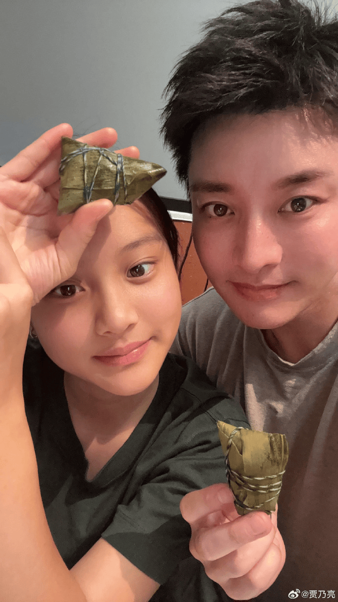 贾乃亮晒与甜馨端午节合照,父女五官如同复制粘贴