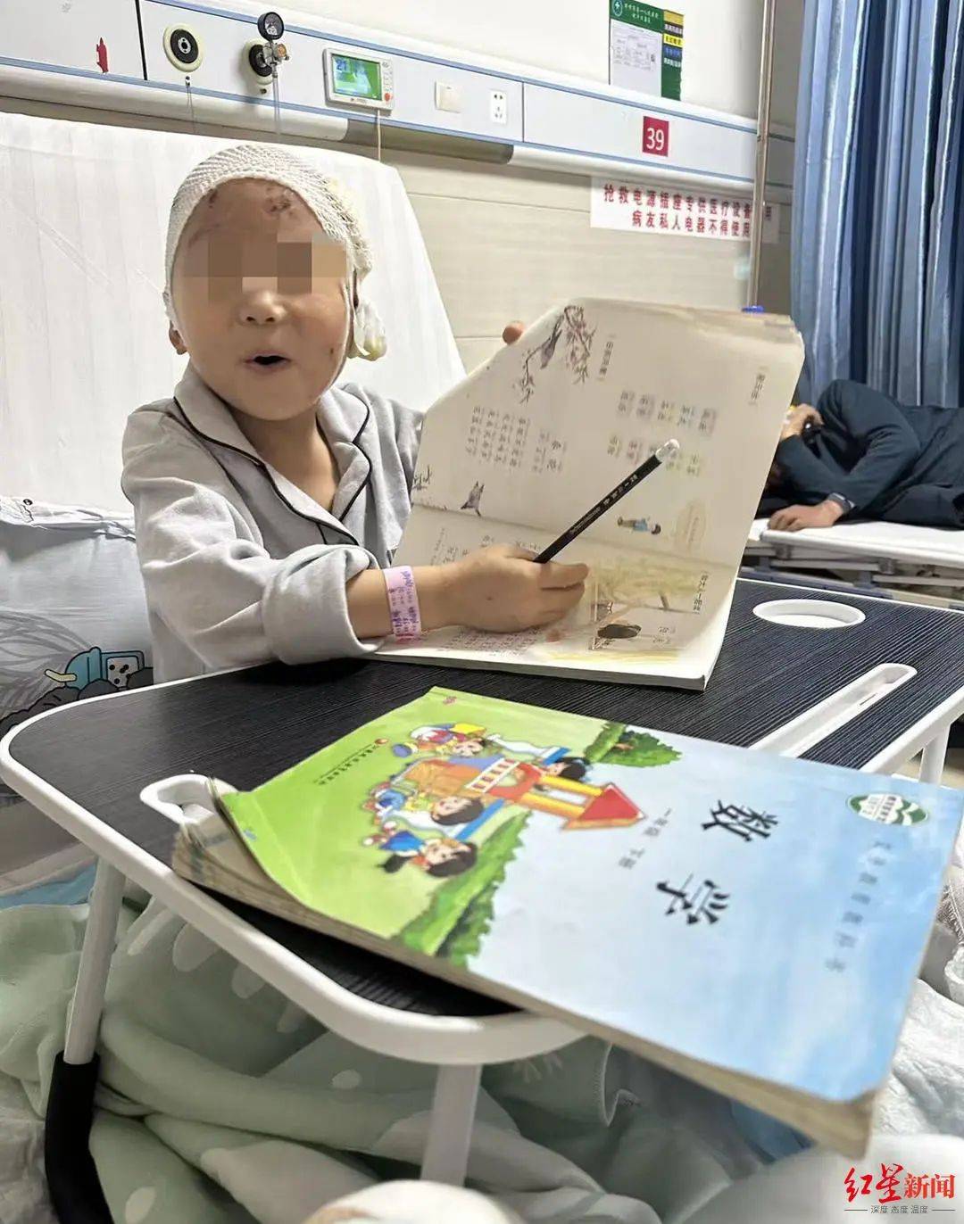 “7岁男孩放学途中遭3犬撕咬”引关注，母亲讲述经过：孩子休学1年，即将第6次手术