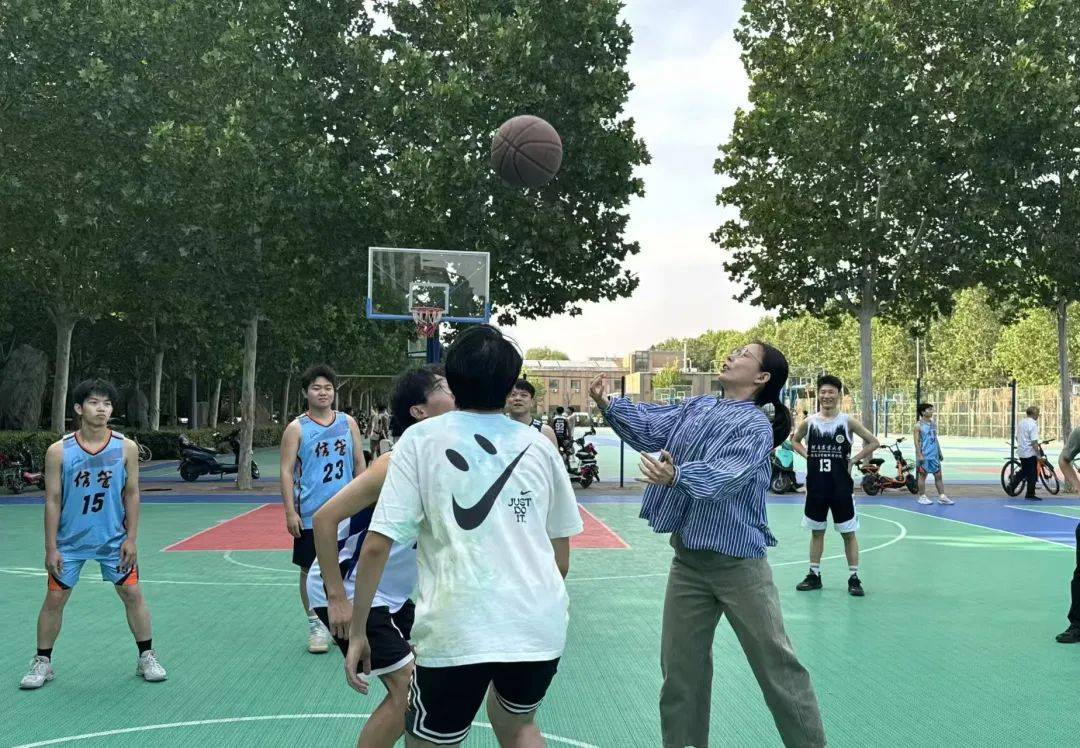 篮球老师的简单介绍 篮球老师的简单

先容
（篮球老师的职责） 篮球