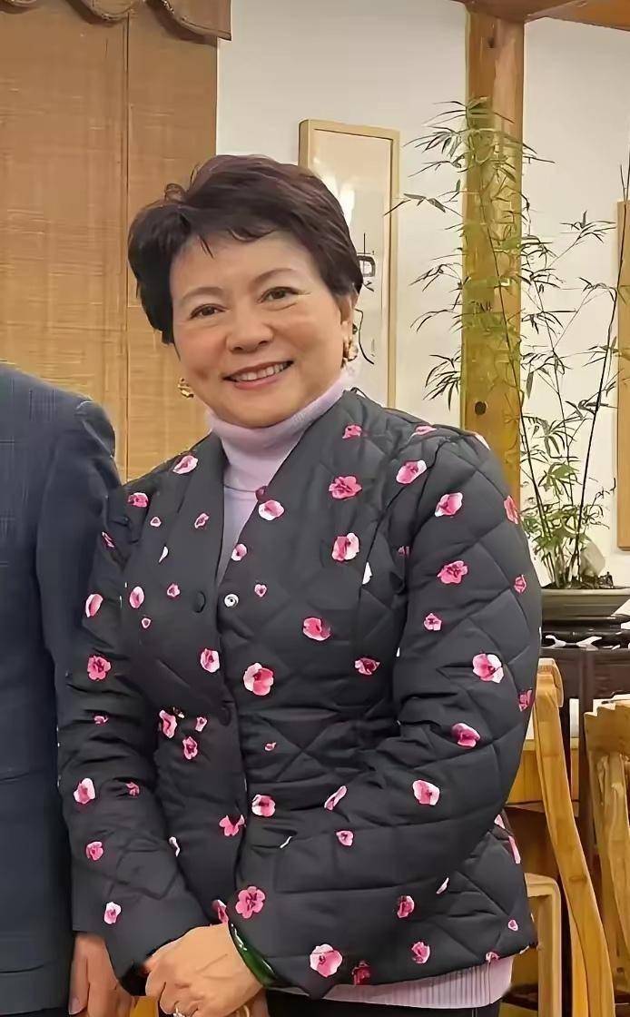 67岁洪学敏近况曝光:未婚未育定居香港 从影星到商界传奇女强人