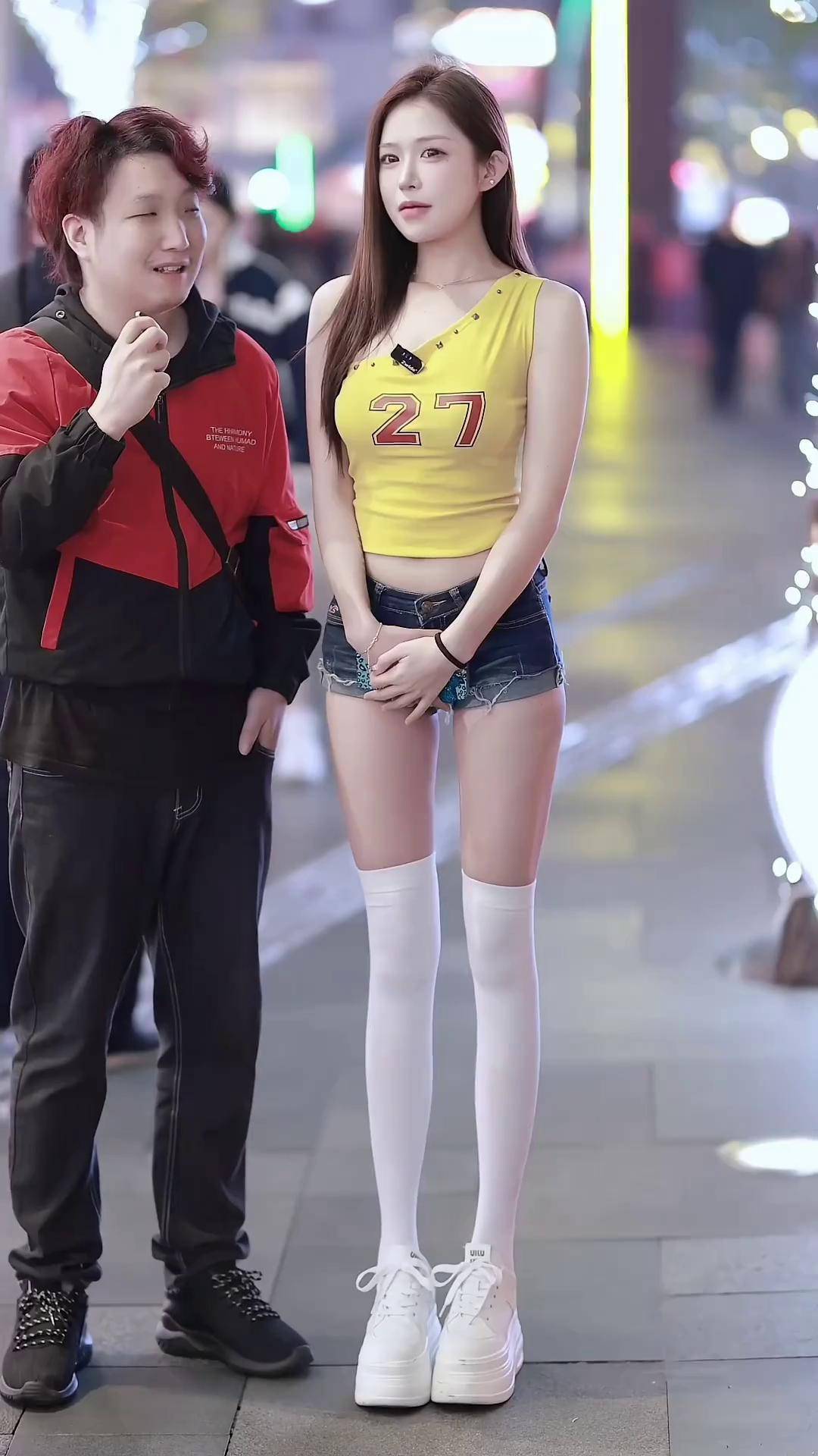 小姐姐这大长腿比小哥哥的腰还长!