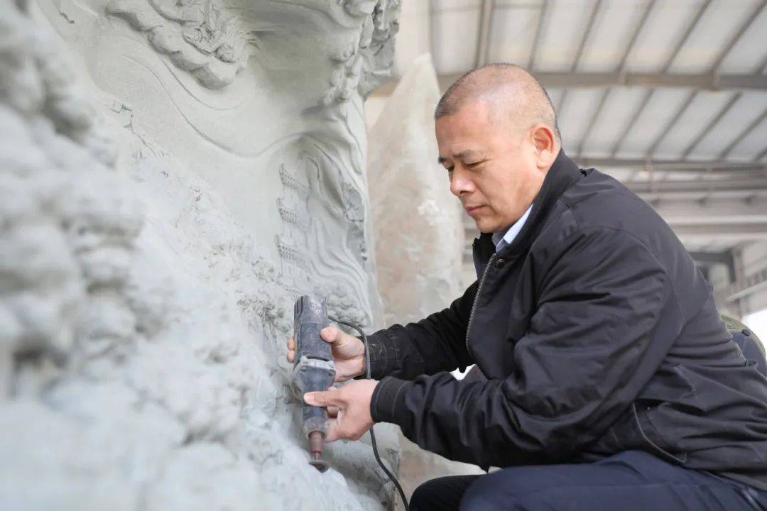 作为第一起草人,他参与制定全国石材雕刻工种鉴定标准,将手工雕刻与